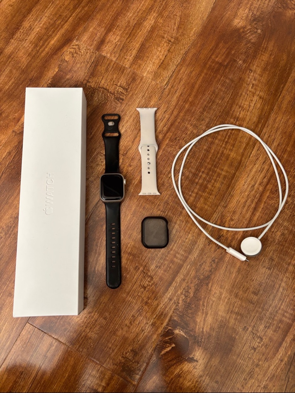Apple series 8 Smartwatch 41 mm with 2 Sport Bands, Charger and screen protector